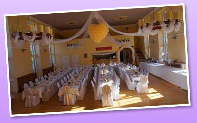 Der Saal mit Hochzeitsbestuhlung und -schmuck für 80 Gäste